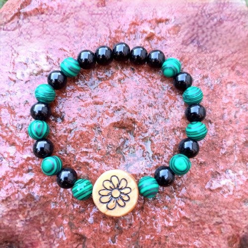 bransoletka damska wykonana z malachitu, onyks i drewna oliwnego na którym jest wypalony kwiat. bransoletka jest na gumce, obwód 17,2cm