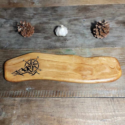 Deska do serwowania z drewna oliwnego po lewej stronie deski jest wypalony wzór, różą wiatrów i góry, wymiary deski 11,5x41cm