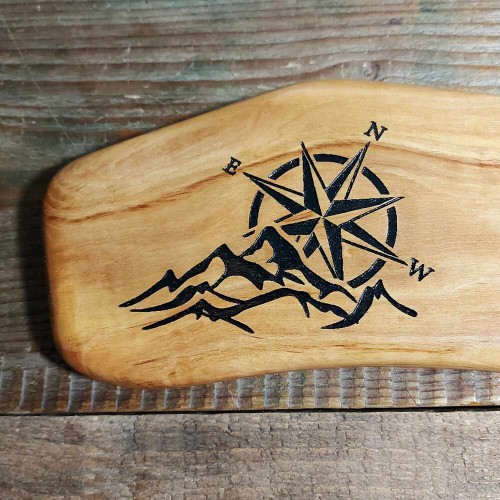 Deska do podawania przekąsek z drewna oliwnego po lewej stronie deski jest wypalony wzór, góry i róża wiatrów, wymiary deski 11,5x41cm