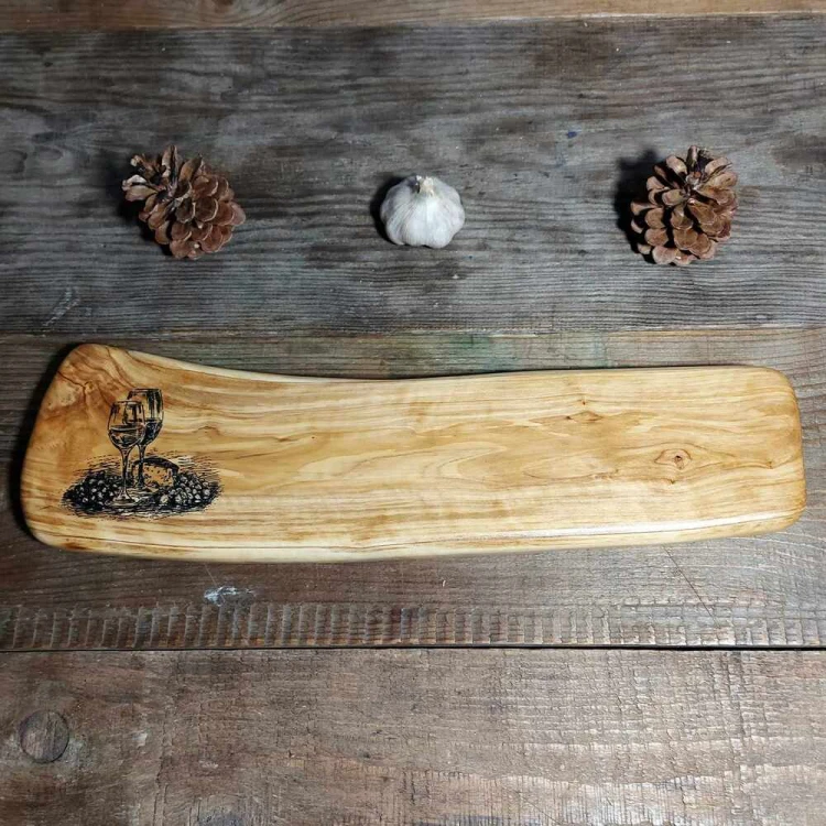 Deska do serwowania z drewna oliwnego po lewej stronie deski jest wypalony wzór, kieliszek wina i winogrona, wymiary deski 12x43cm