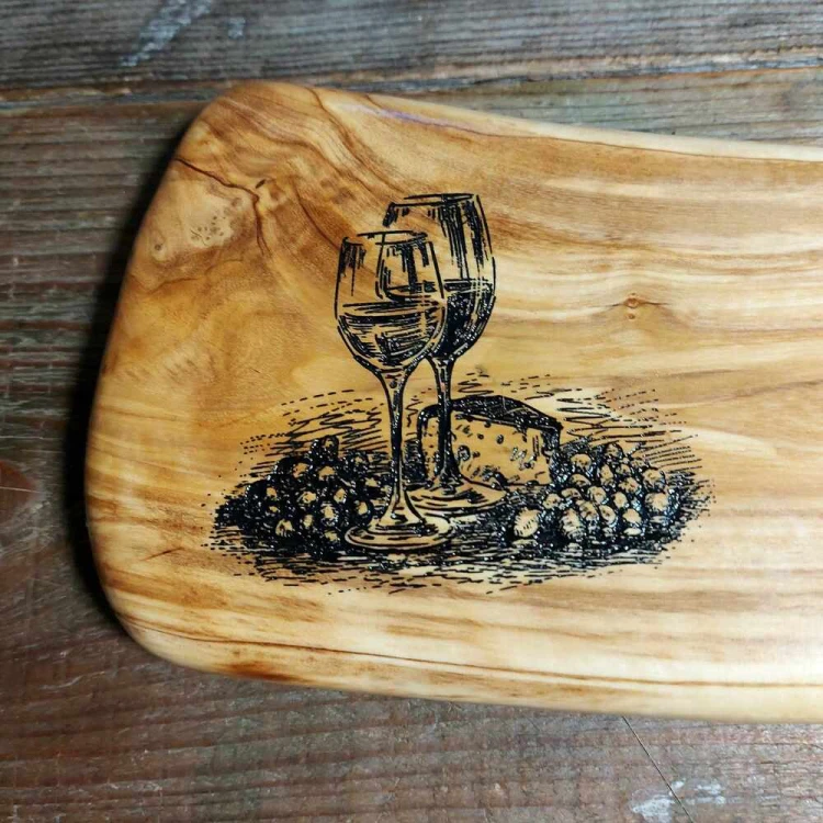 1291 p.jpgDeska do podawania przekąsek z drewna oliwnego po lewej stronie deski jest wypalony wzór, kieliszek wina i winogrona, wymiary deski 12x43cm