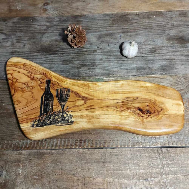 Deska do krojenia i serwowania z drewna oliwnego po lewej stronie deski jest wypalona butelka wina i kieliszek, wymiary deski 23x43