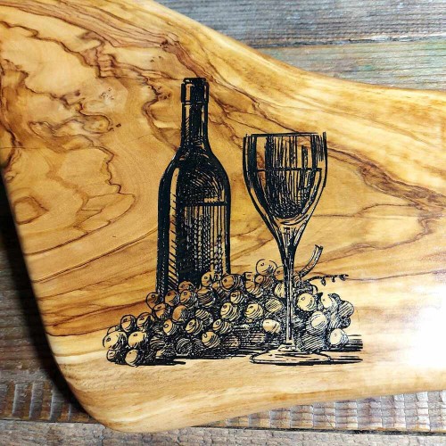 Deska do krojenia i podawania przekąsek z drewna oliwnego po lewej stronie deski jest wypalona butelka wina i kieliszek, wymiary deski 23x43