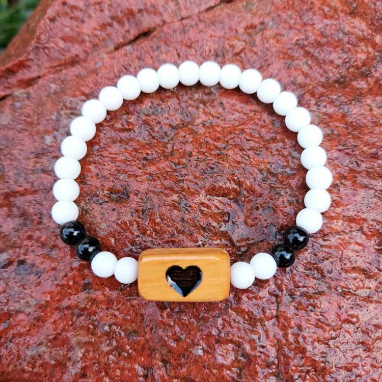 bransoletka damska  onyks, ceramika, drewno oliwne, wzór jest wypalony na stałe, obwód bransoletki 17cm