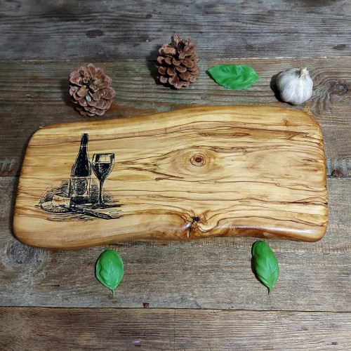 Deska do krojenia i serwowania z drewna oliwnego po lewej stronie deski jest wypalona butelka wina i kieliszek, wymiary deski 17x35