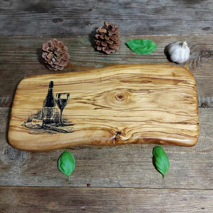Deska do krojenia i serwowania z drewna oliwnego po lewej stronie deski jest wypalona butelka wina i kieliszek, wymiary deski 17x35
