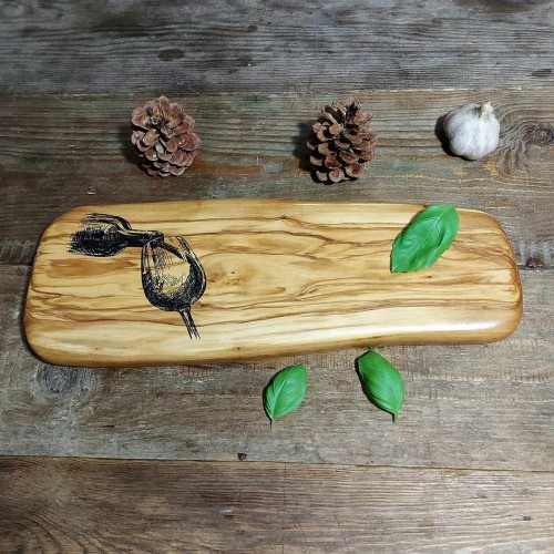 Deska do krojenia i serwowania z drewna oliwnego po lewej stronie deski jest wypalona butelka wina i kieliszek, wymiary deski 13x37cm