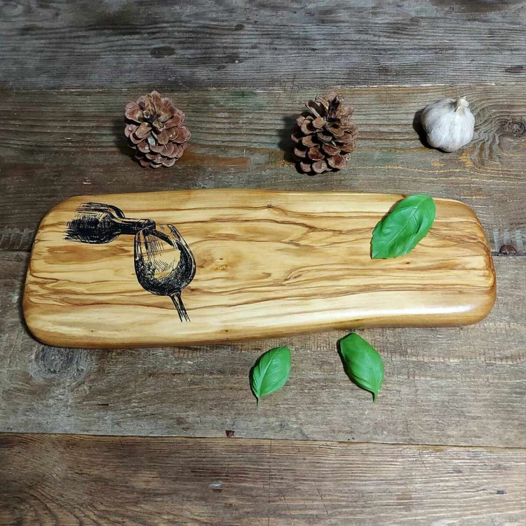 Deska do krojenia i serwowania z drewna oliwnego po lewej stronie deski jest wypalona butelka wina i kieliszek, wymiary deski 13x37cm