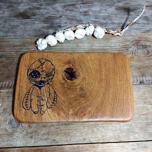 Deska drewniana do krojeni i podawania serów, ozdobna deska do serwowania, deska do podawania przekąsek, deska do podawania przystawek ozdobna, na desce jest wypalony ozdobny wzór, podawane potrawy będą wyglądały jeszcze smaczniej. Wymiary deski 20x32x3cm