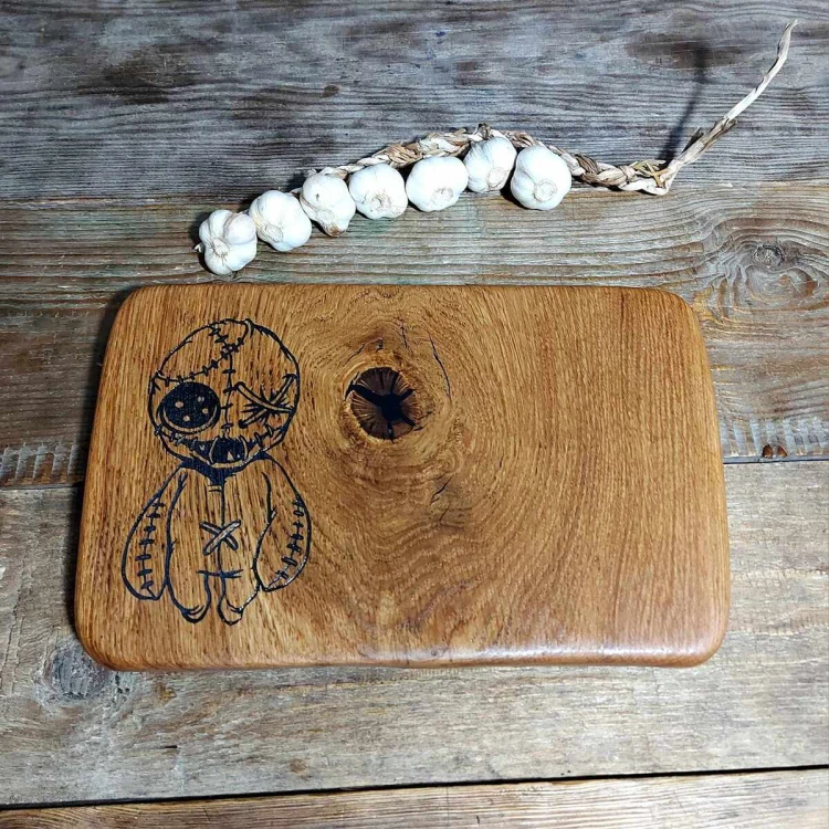 Deska drewniana do krojeni i podawania serów, ozdobna deska do serwowania, deska do podawania przekąsek, deska do podawania przystawek ozdobna, na desce jest wypalony ozdobny wzór, podawane potrawy będą wyglądały jeszcze smaczniej. Wymiary deski 20x32x3cm