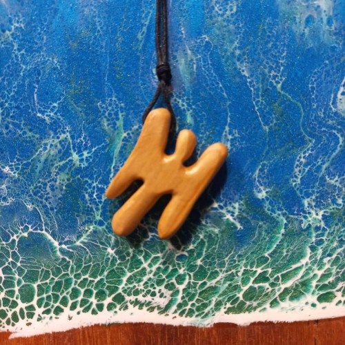 ręcznie robiony wisiorek drewniany, drewno oliwne, wisiorek w kształcie aniołka, wisiorek jest na bawełnianym sznurku z możliwością regulacji długości, wysokość wisiorka 32mm