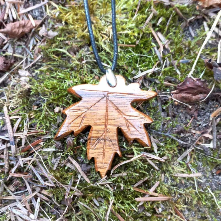 wisiorek damski z drewna amazaque w kształcie liścia klonowego. ręcznie robiony, wisiorek  na bawełnianym sznurku z możliwością regulacji długości. Wisiorek damski listek wysokość wisiorka 55mm