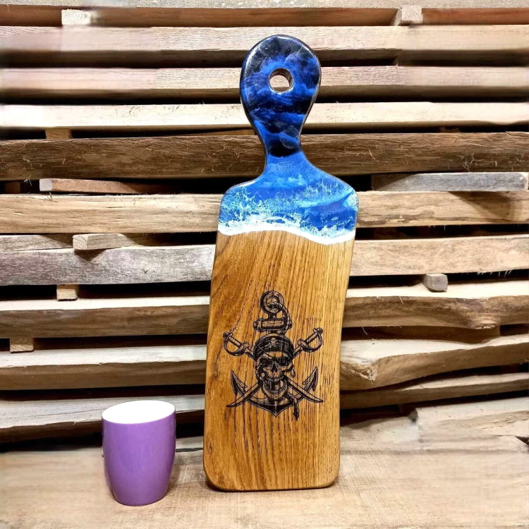 Deska do podawania serów,  dębowa, z żywicą imitującą falę morską,  ma wypalony na stałe wzór - kotwicę i pirata  deska ma rączkę   wymiary deski 52x15cm