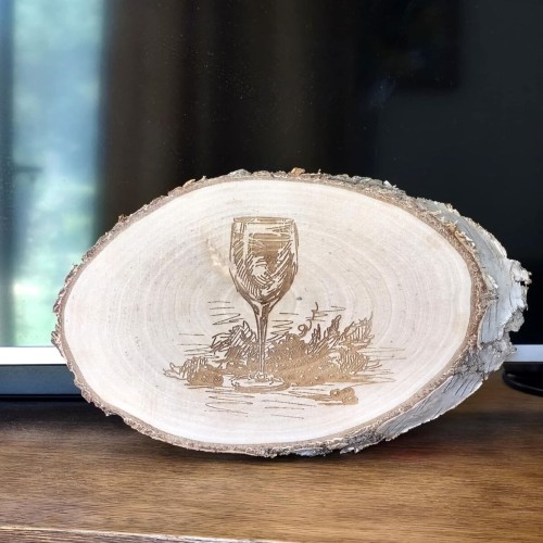 ozdobny plaster brzozowy z grawerem. kieliszek wina i winogrona. wymiary 19x33cm.