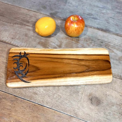 deska do podawania przystawek do ozdoby po lewej stronie jest wypalony wzór - Tribal wymiary deski 12x31 cm
