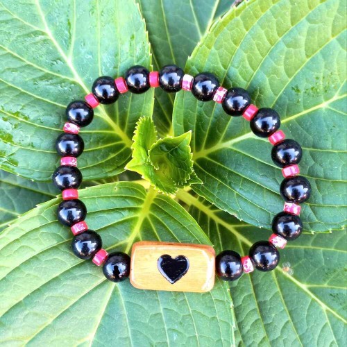 bransoletka damska, onyks, jaspis, oliwka. Obwód bransoletki: 16,5cm (po wewnętrznej stronie) Serce wypalone jest na drewnie oliwnym, a bransoletka jest na gumce