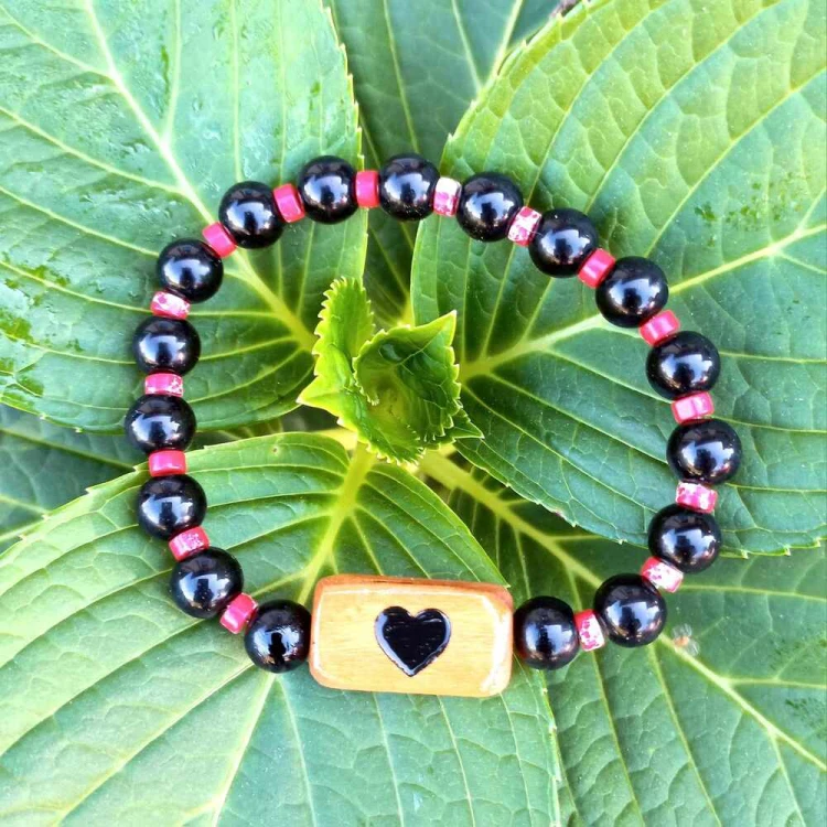 bransoletka damska, onyks, jaspis, oliwka. Obwód bransoletki: 16,5cm (po wewnętrznej stronie) Serce wypalone jest na drewnie oliwnym, a bransoletka jest na gumce