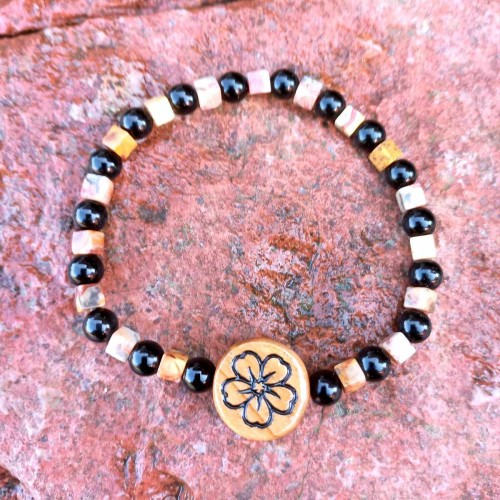 Bransoletka damska Agat koronkowy, onyks i drewno oliwne z wygrawerowanym kwiatkiem