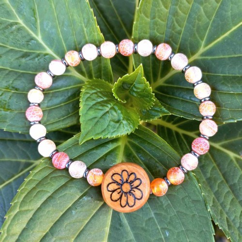 Bransoletka damska Agat trawiony, hematyt i drewno oliwne.  z wygrawerowanym kwiatkiem. obwód bransoletki 16,5cm