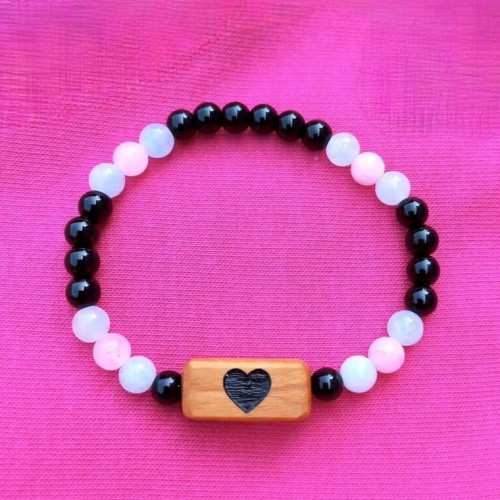 bransoletka damska  kamienie naturalne jadeit, onyks i drewno oliwne z wygrawerowanym serduszkiem. obwód bransoletki 17cm