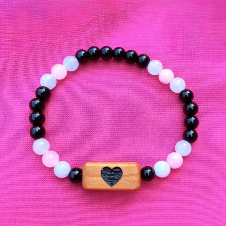 bransoletka damska  kamienie naturalne jadeit, onyks i drewno oliwne z wygrawerowanym serduszkiem. obwód bransoletki 17cm
