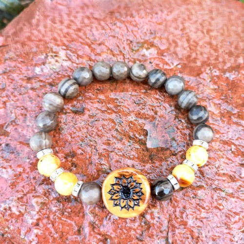 bransoletka damska z grawerem, kamienie naturalne jaspis, bursztyn i drewno oliwne. obwód bransoletki 15,5cm