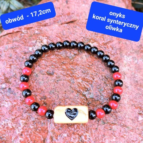Bransoletka damska z kamieni naturalnych i drewna oliwnego.  koral. onyks i drewno oliwne. Obwód bransoletki: 17,2cm (po wewnętrznej stronie)