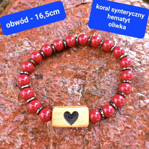 Bransoletka damska z grawerem, wykonana z korali syntetycznych, hematytu  i drewna oliwnego. obwód bransoletki 16,5cm