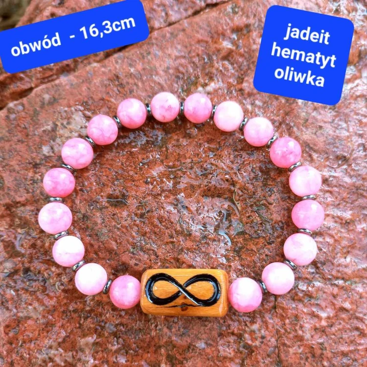 Bransoletka damska różowa z grawerem kamienie naturalne i drewno oliwne. Obwód bransoletki: 16,3cm (mierzony po wewnętrznej stronie)