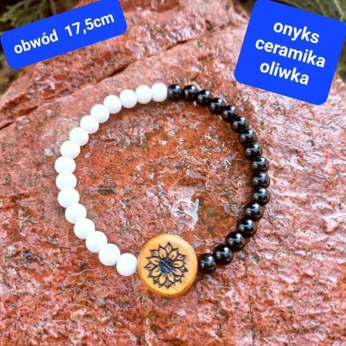 Bransoletka damska z grawerem kamienie półszlachetne onyks ceramika i drewno oliwne.  Obwód bransoletki: 17,5cm (po wewnętrznej stronie)