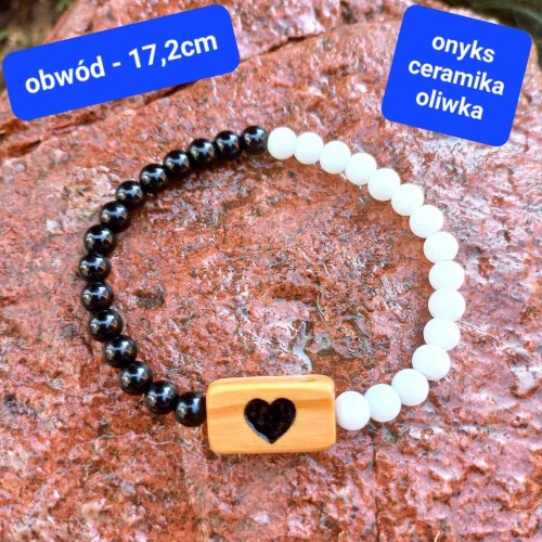 Bransoletka damska z grawerem kamienie półszlachetne onyks ceramika i drewno oliwne.  Obwód bransoletki: 17,2cm (po wewnętrznej stronie)