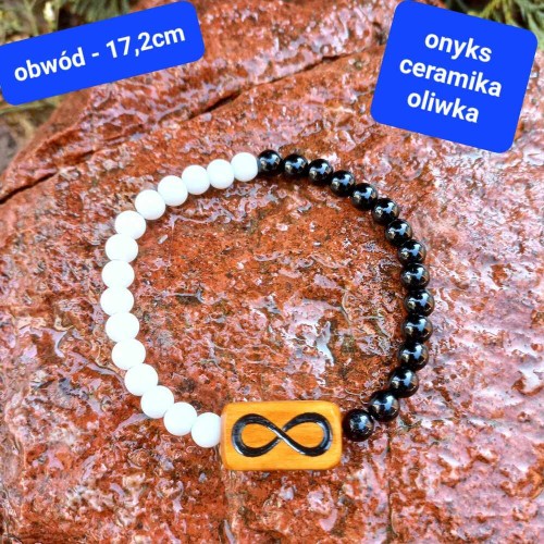 Bransoletka damska kamienie onyks ceramika i drewno oliwne z grawerem.  Obwód bransoletki: 17,2cm (po wewnętrznej stronie)