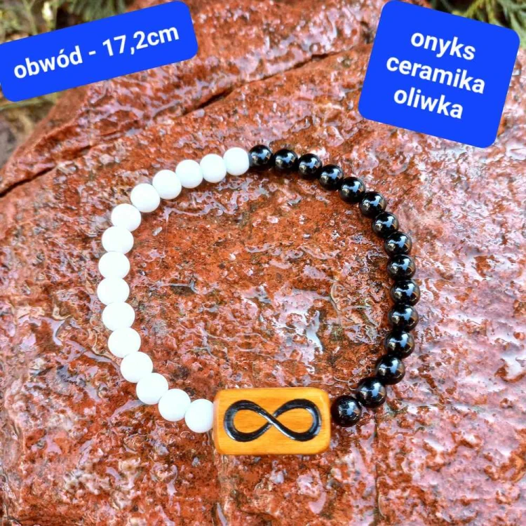 Bransoletka damska kamienie onyks ceramika i drewno oliwne z grawerem.  Obwód bransoletki: 17,2cm (po wewnętrznej stronie)