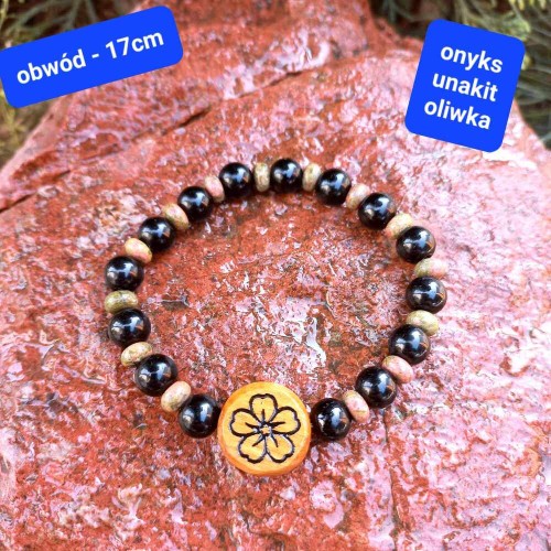 Bransoletka damska kamienie półszlachetne onyks unakit i drewno oliwne z wygrawerowanym kwiatkiem. Obwód bransoletki: 17cm (po wewnętrznej stronie)
