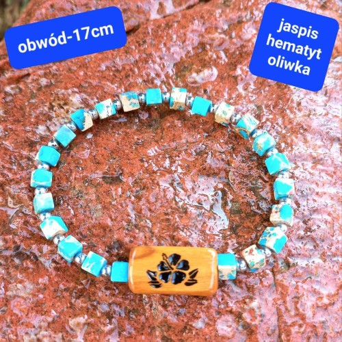 Bransoletka damska z kamieni półszlachetnych i drewna oliwnego z grawerem.  Obwód bransoletki: 17cm (mierzony po wewnętrznej stronie)