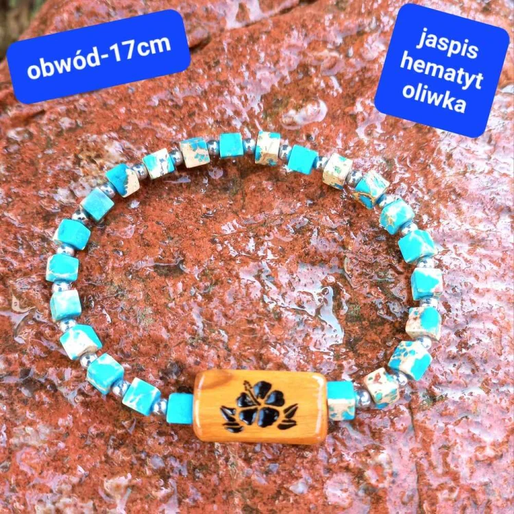 Bransoletka damska z kamieni półszlachetnych i drewna oliwnego z grawerem.  Obwód bransoletki: 17cm (mierzony po wewnętrznej stronie)