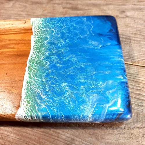 Deska drewniana do podawania serów z drewna tekowego z żywicą imitującą falę morską po prawej stronie wymiary 17x44cm