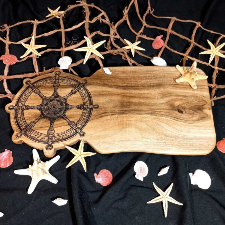 Deska drewniana do podawania serów z orzecha włoskiego po lewej stronie deska ma wypalony marynistyczny wzór - koło sterowe wymiary deski 29x62cm