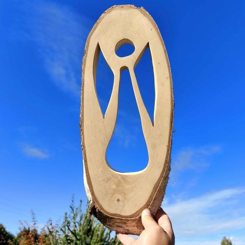 anioł stróż wycięty z plastrze brzozowym. wymiary plastra 50x20cm. plaster można postawić albo powiesić  na ścianie