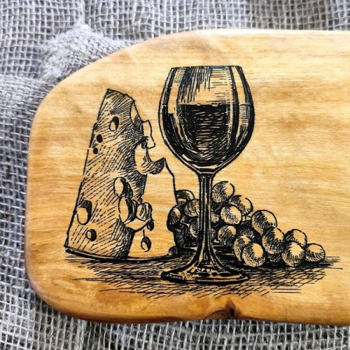 wypalony wzór, na desce do podawania przekąsek, kieliszek wina, ser i winogrona. Wymiary deski 15x54cm