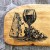 wypalony wzór, na desce do podawania przekąsek, kieliszek wina, ser i winogrona. Wymiary deski 15x54cm