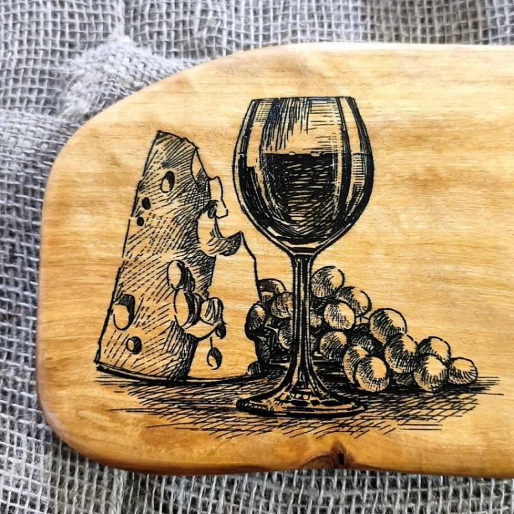 wypalony wzór, na desce do podawania przekąsek, kieliszek wina, ser i winogrona. Wymiary deski 15x54cm