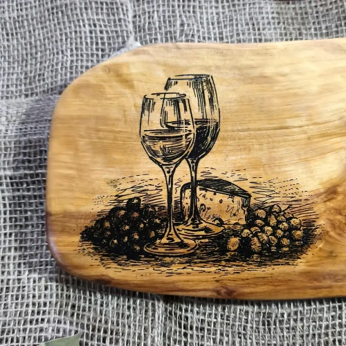 wypalony grawer z deski do podawania przekąsek, kieliszek wina, ser i winogrona. Wymiary deski 16x53cm