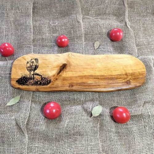 Deska drewniana do podawania serów z drewna jabłoni, po lewej stronie deska ma wypalony wzór, kieliszek wina, ser i winogrona. Wymiary deski 16x53cm