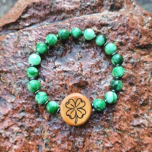 Bransoletka szczęścia damska z grawerem czterolistnej koniczyny. Wykonana z  kamieni półszlachetnych jadeitu, hematytu i drewna oliwnego.  Obwód bransoletki: 16cm (po wewnętrznej stronie)