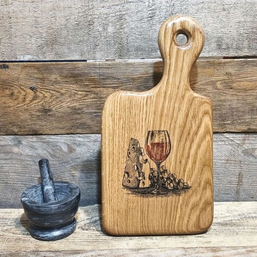 Deska do podawania serów - dębowa deska do podawania przekąsek  z wypalonym serem, winogronami i kieliszkiem czerwonego wina Wymiary deski 37x19cm