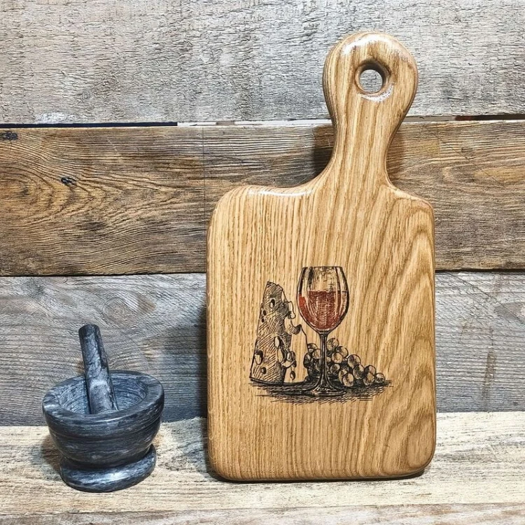 Deska do podawania serów - dębowa deska do podawania przekąsek  z wypalonym serem, winogronami i kieliszkiem czerwonego wina Wymiary deski 37x19cm