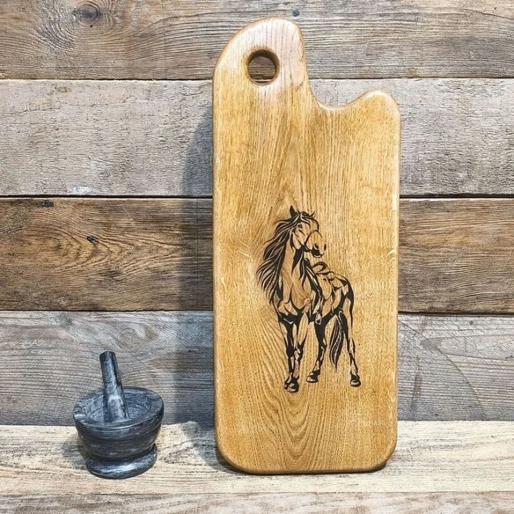 deska do podawania przekąsek,  ozdobna na desce jest wypalony wzór konia.  wymiary deski 50x20cm