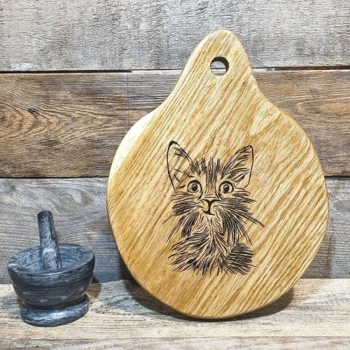 drewniana deska do serwowania deska ma wypalony ozdobny wzór - kota wymiary deski 34x26 cm. deska jest zabezpieczona impregnatem do drewna posiadającym atest do kontaktu żywnością