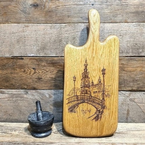 Drewniana deska  do serwowania przekąsek. Na desce jest wypalony ozdobny wzór z mostem i wierzą. Podawane potrawy będą wyglądały i smakowały jeszcze lepiej. W wolnej chwili deska będzie ozdobą kuchni  Wymiary deski - 48x21 cm